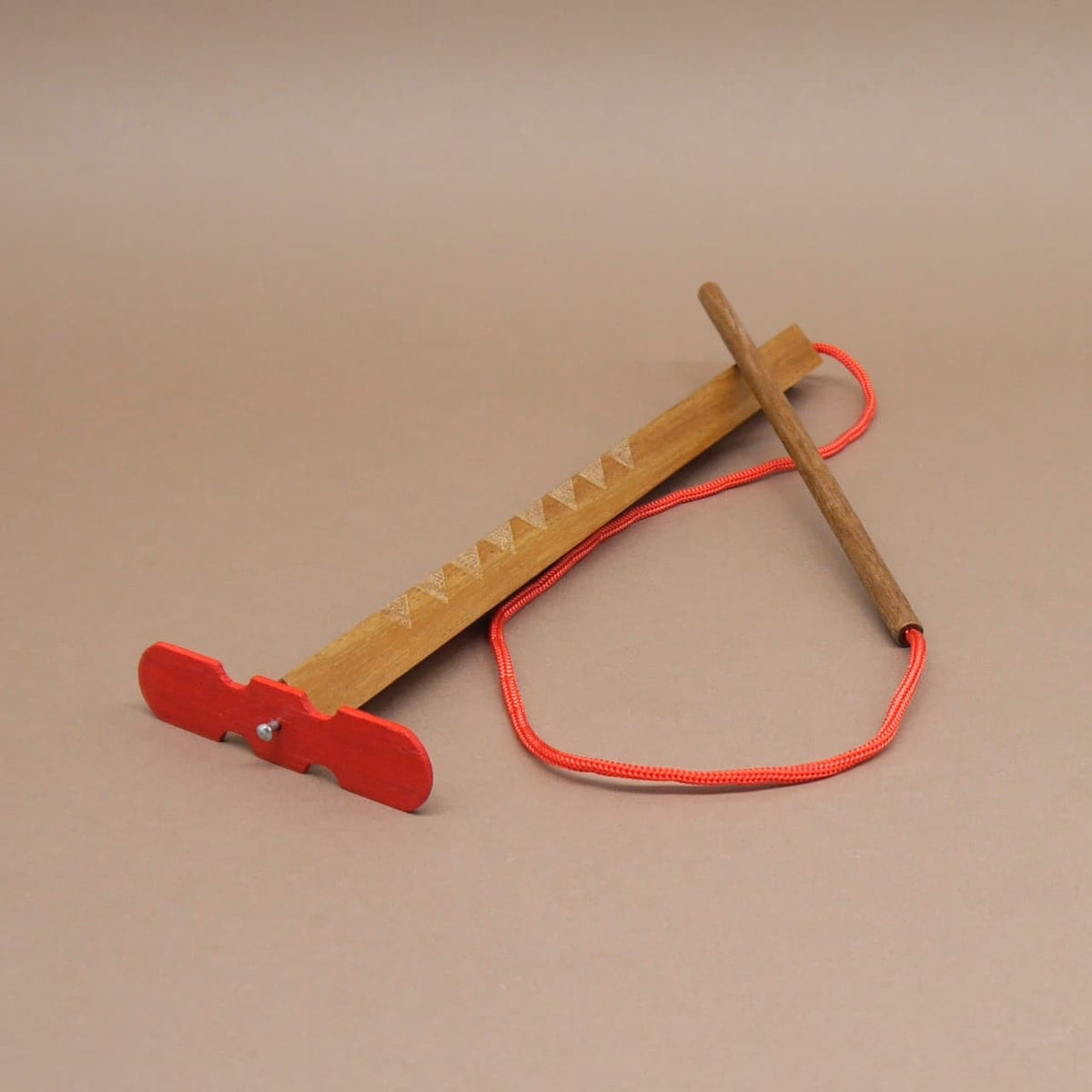 Holzpuzzle Geschicklichkeitsspiel aus Holz mit Stab, Schnur und roten Endstücken.