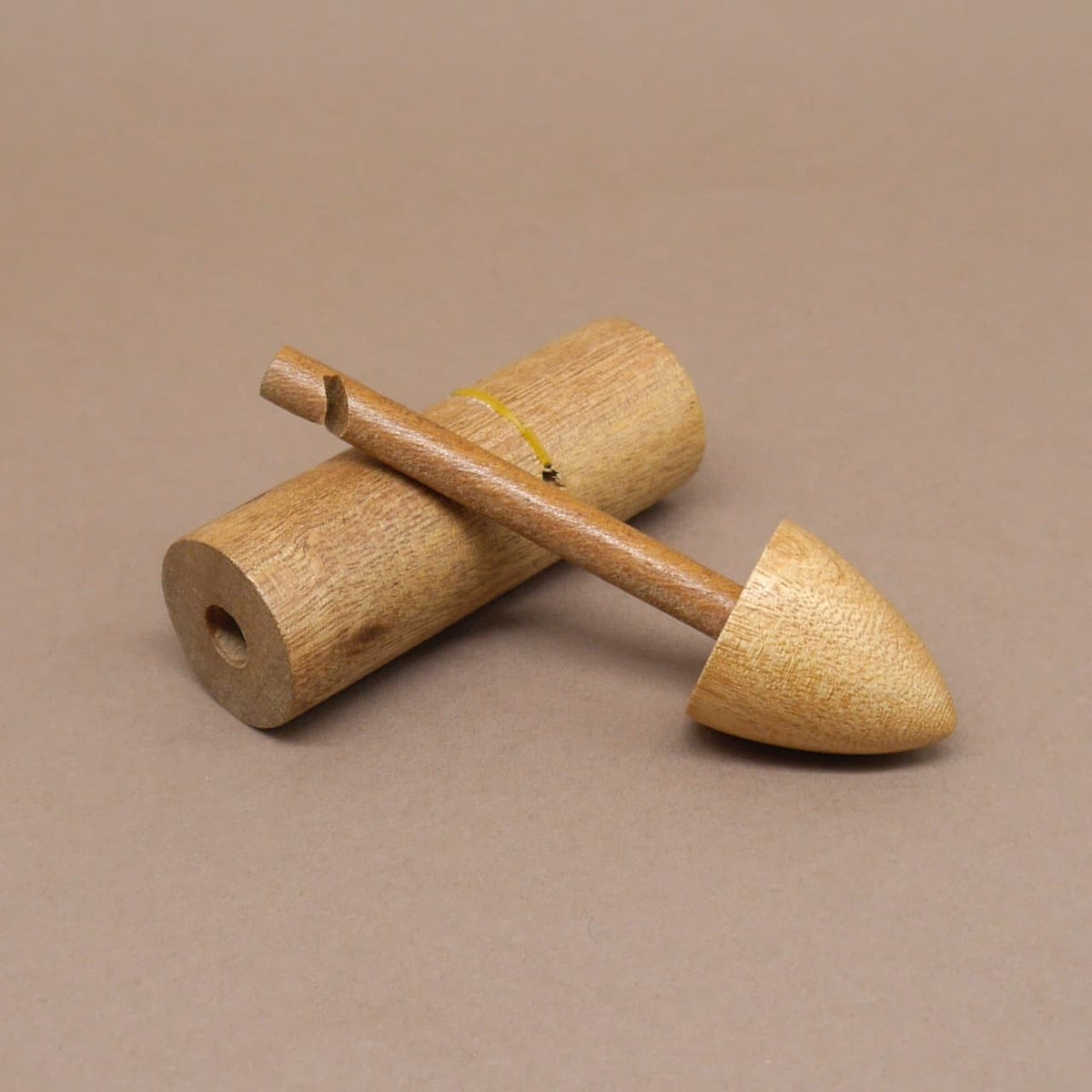Holzspielzeug für Zaubertricks mit Stab und zylindrischem Element als Partyspiel Trickspiel.