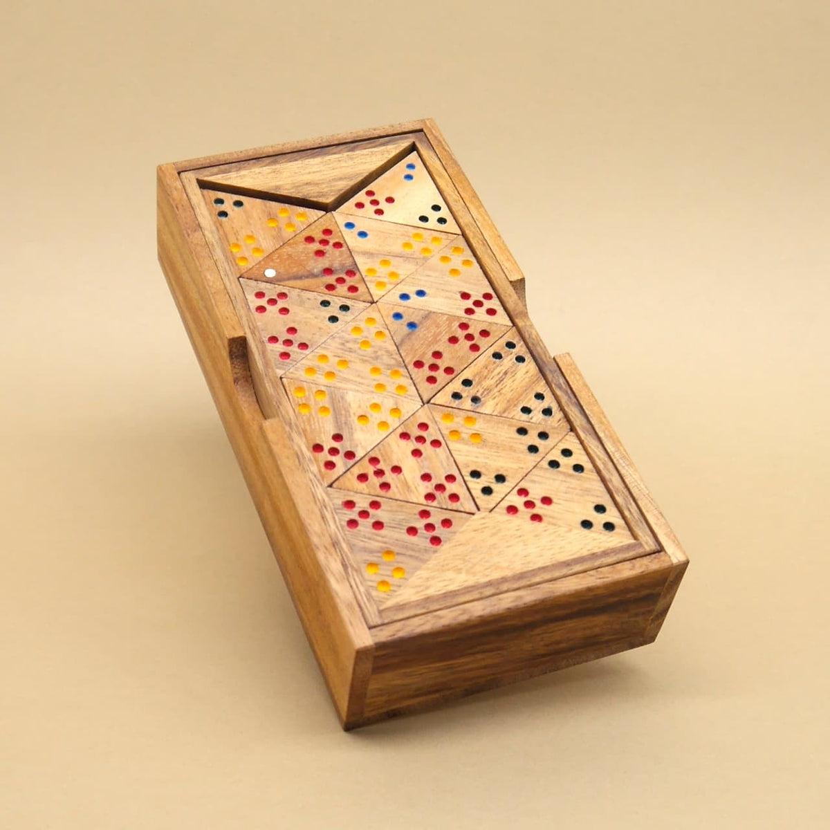 Vollständig zusammengesetztes Holzspiel „Tridomino“ mit präzise eingelegten Dreiecken in einer rechteckigen Holzbox.