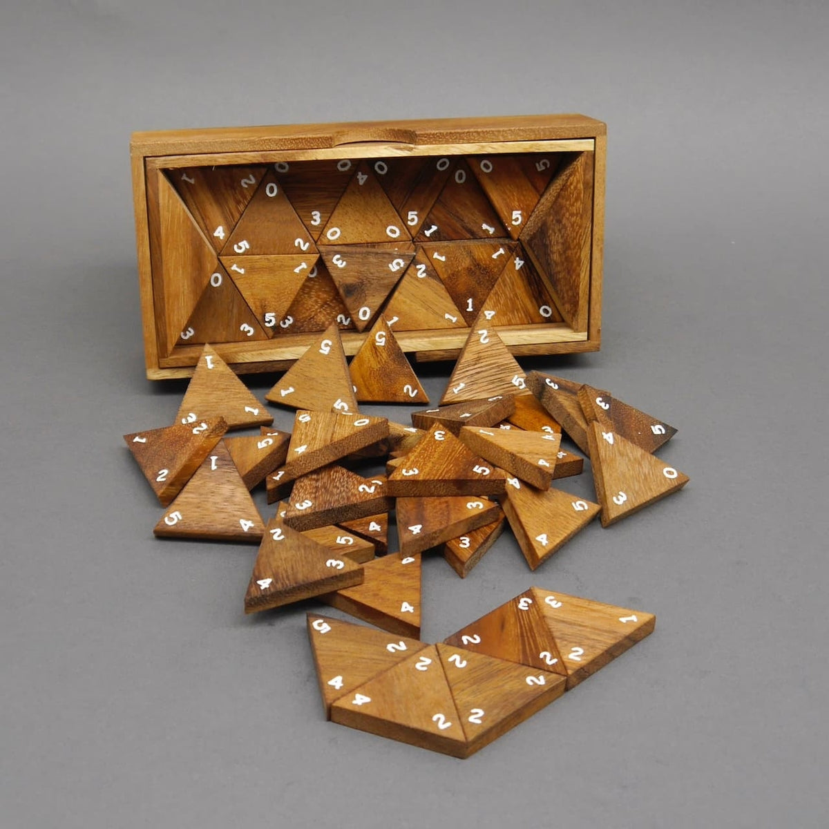 Tridomino-Legepiel mit vielen dreieckigen Holzteilen, perfekt als Familienspiel oder Kinderspiel geeignet.