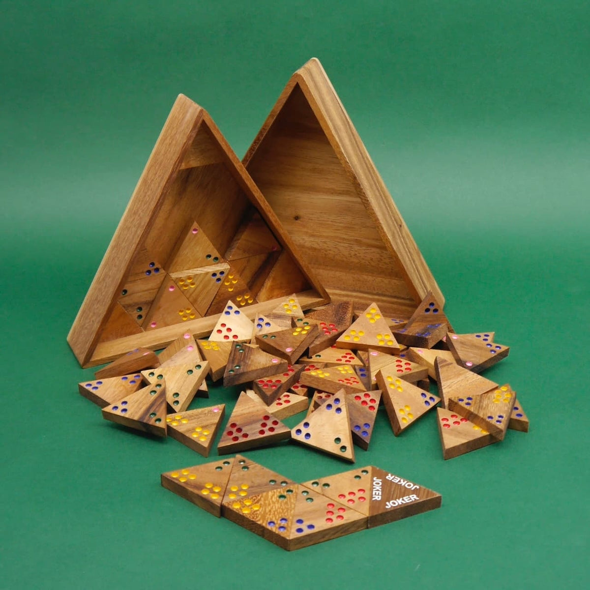 Aufgeklappte dreieckige Holzbox mit zahlreichen bunten Tridomino-Spielsteinen – ein strategisches Taktikspiel aus Holz.