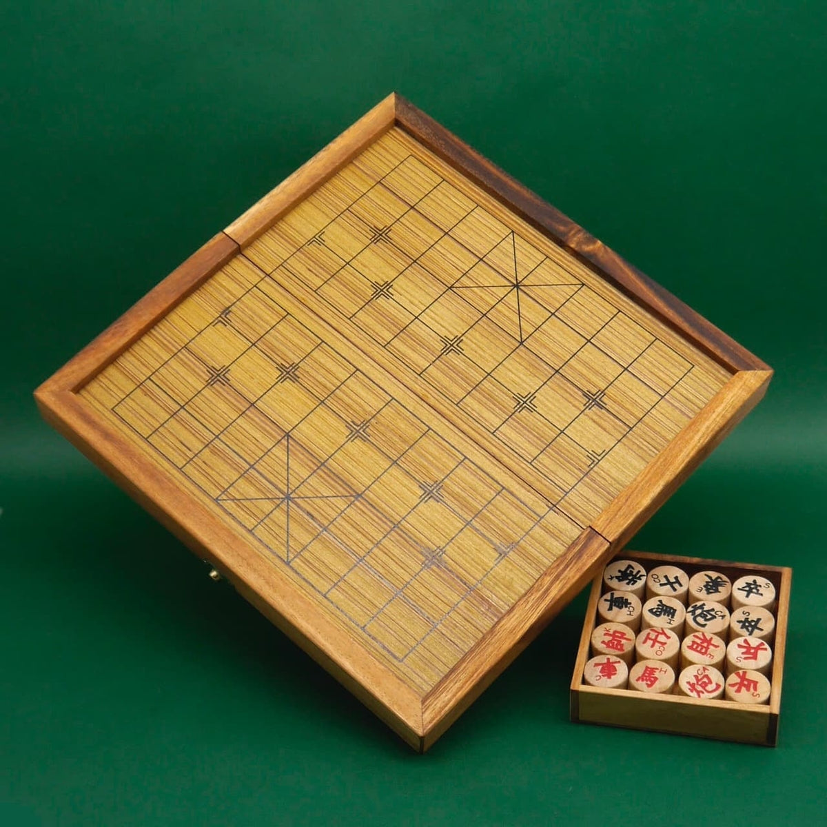 Xiangqi Taktikspiel mit leerem Holzbrett und Spielfiguren in separater Box – ideal für strategische Duelle.