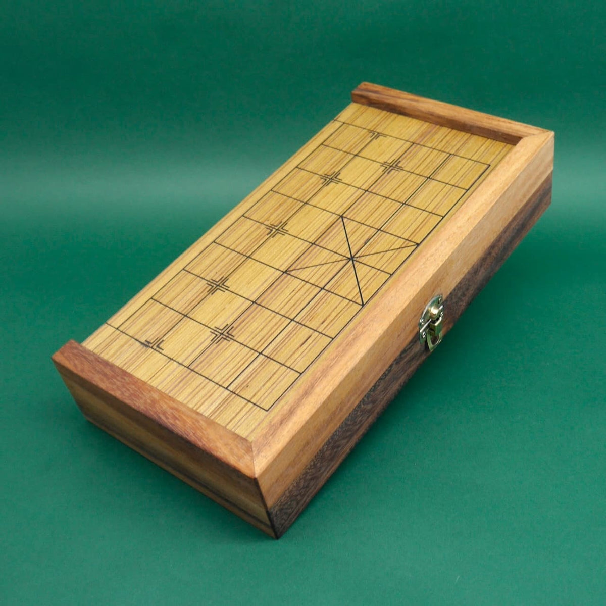 Kompakt zusammengeklapptes Xiangqi Gesellschaftsspiel in einer hochwertigen Holzbox mit Verschluss.