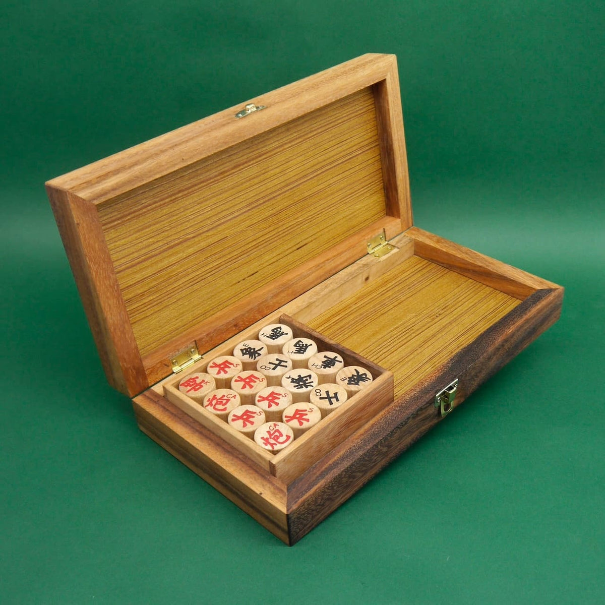 Geöffnete Holzbox eines Xiangqi Strategiespiels mit ordentlich einsortierten Spielfiguren – perfekt für Denksportfreunde.