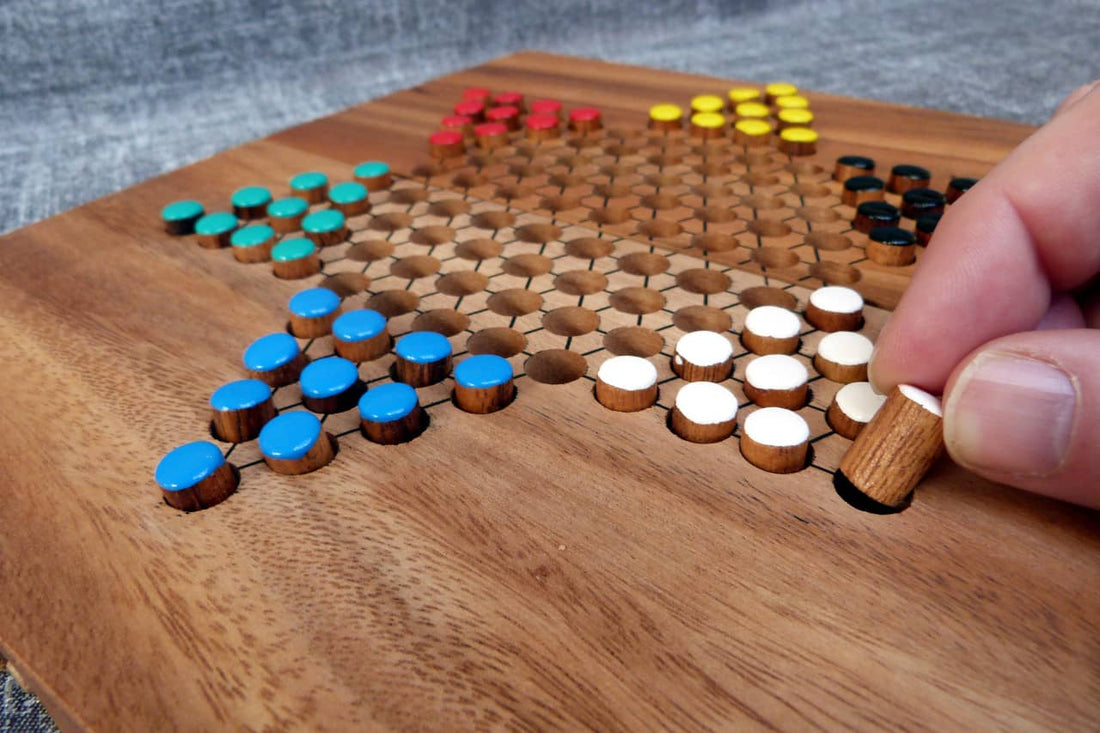 Halma: klappbares Brettspiel aus Holz