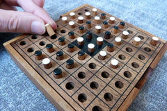 Strategie und Stil: Reversi-Spiel aus Holz