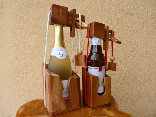 zwei Flaschentresore aus Holz mit einer Sektflasche und einer Bierflasche.