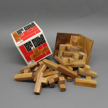 125er Cube Holzpuzzle mit vielen kleinen Holzteilen, ausgelegt als kniffliges Geduldsspiel.
