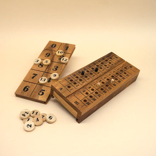 Holz-Denkspiel mit zwei Elementen: nummeriertes Klappbrett und Loch-Zähltafel; Spielsteine und Zahlenplättchen sind verstreut davor angeordnet.