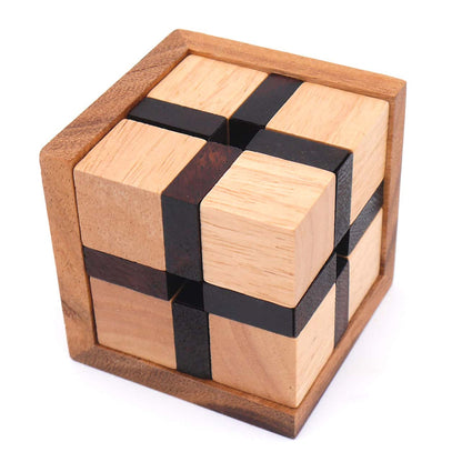 3d Puzzle aus Holz mit 8 Holzwürfeln in zwei Farben. Das Denkspiel ist zusammengebaut und befindet sich in einem Holzrahmen.
