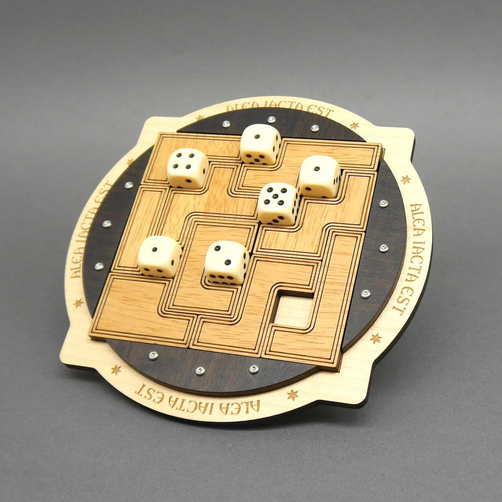 Komplett zusammengesetztes Legepuzzle mit Tetris-Formen und mehreren Würfeln auf einem runden Spielfeld mit der Gravur „ALEA IACTA EST“.
