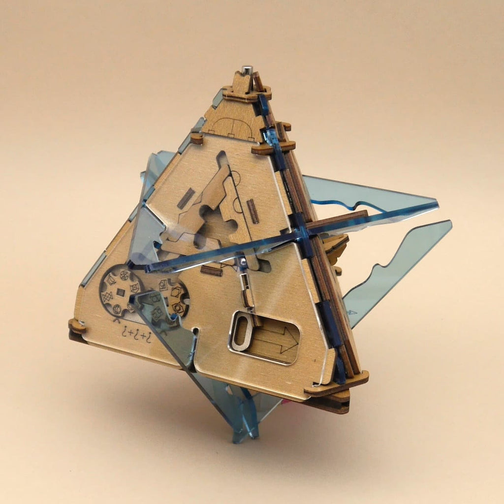 Escaperoom Brainteaser Anti-Gravity: dreieckiges Holz-Escapepuzzle mit blauen Acrylflügeln und mechanischen Rätselmechanismen.