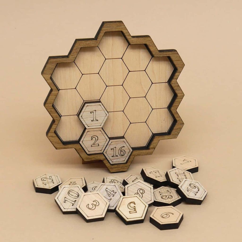 Holzspiel mit geometrischen Teilen als Geduldsspiel, angeordnet auf einer ebenen Fläche.“