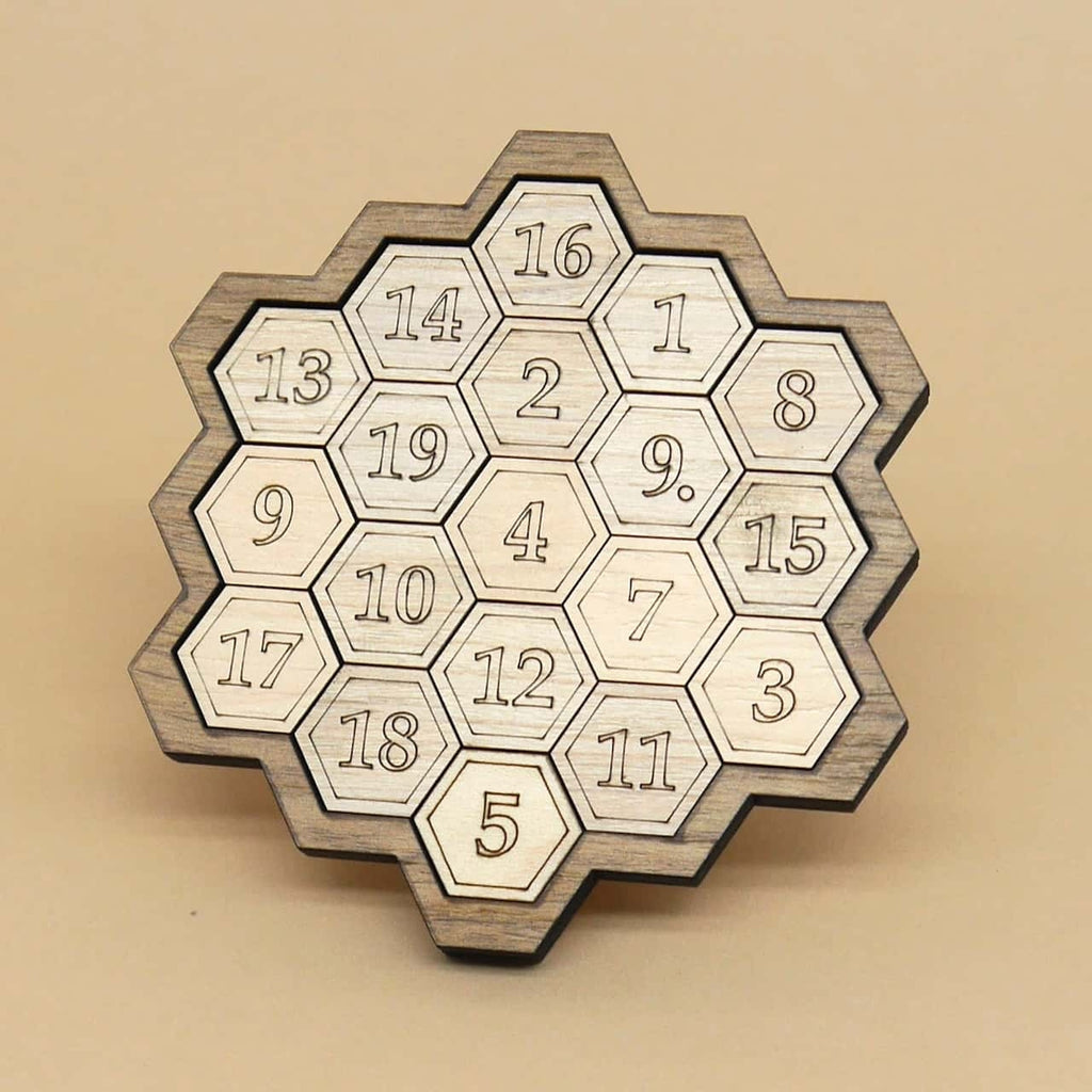 Holzlegepuzzle mit mehreren geometrischen Formen, die zu einem flachen Muster zusammengelegt sind.