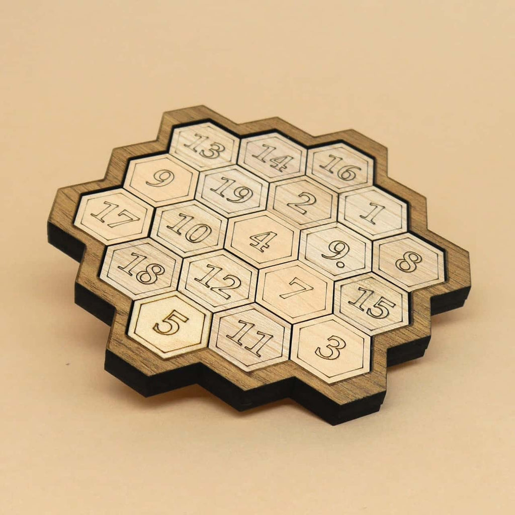 Verschiedene geometrische Holzstücke eines Lege- und Mathepuzzles, die ein Denkspiel zum Kombinieren und Rechnen bilden.