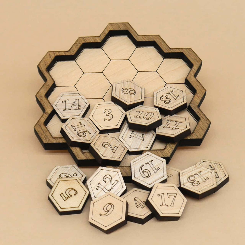 Rechenrätsel mit mehreren bunten Holzformen, die eine mathematische Puzzleaufgabe zum Knobeln und Ausprobieren darstellen.