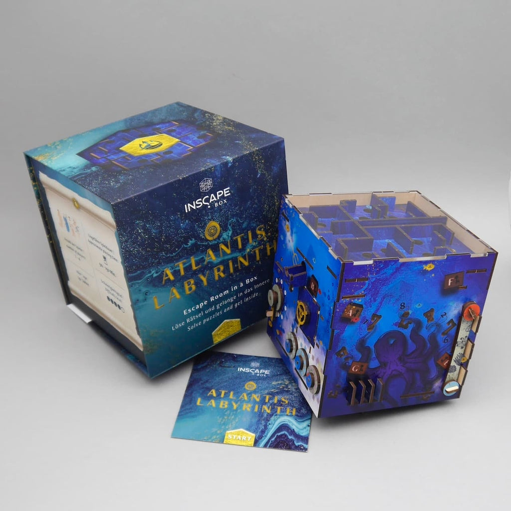 Set aus Verpackung, Startkarte und blauem Rätselwürfel Atlantis Labyrinth – Knobelbox für zuhause.