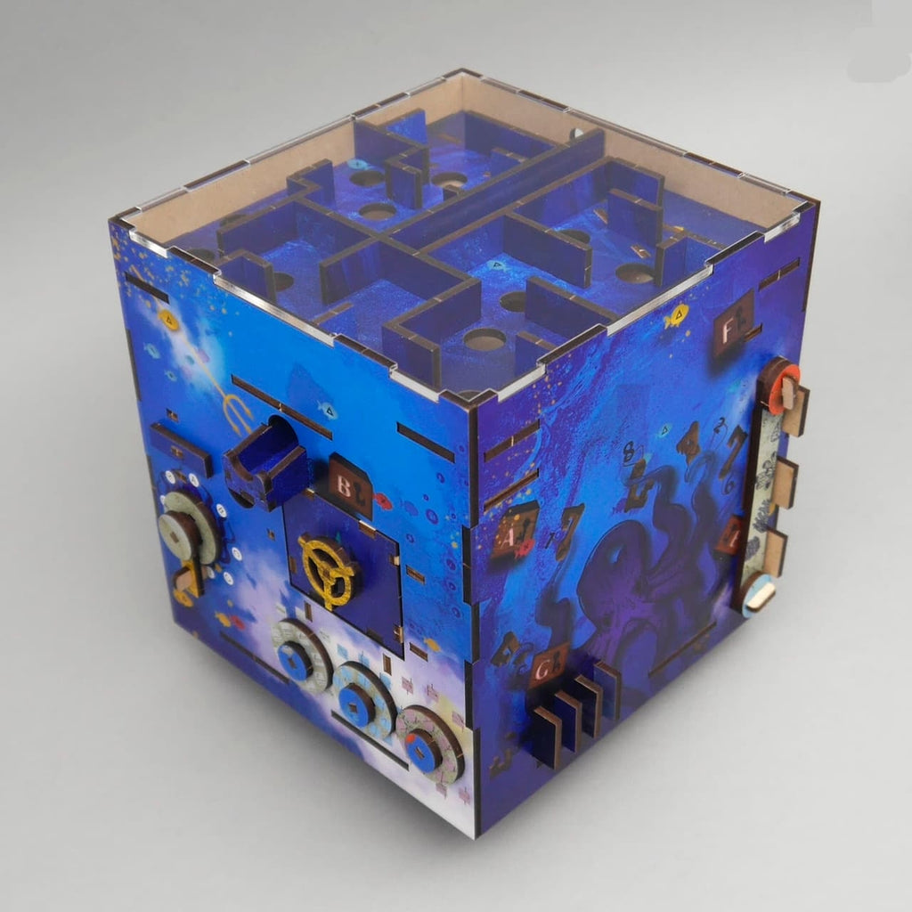 Blauer Holz-Würfel mit sichtbarem Labyrinth, Drehreglern und Bedienelementen – Logikspiel.