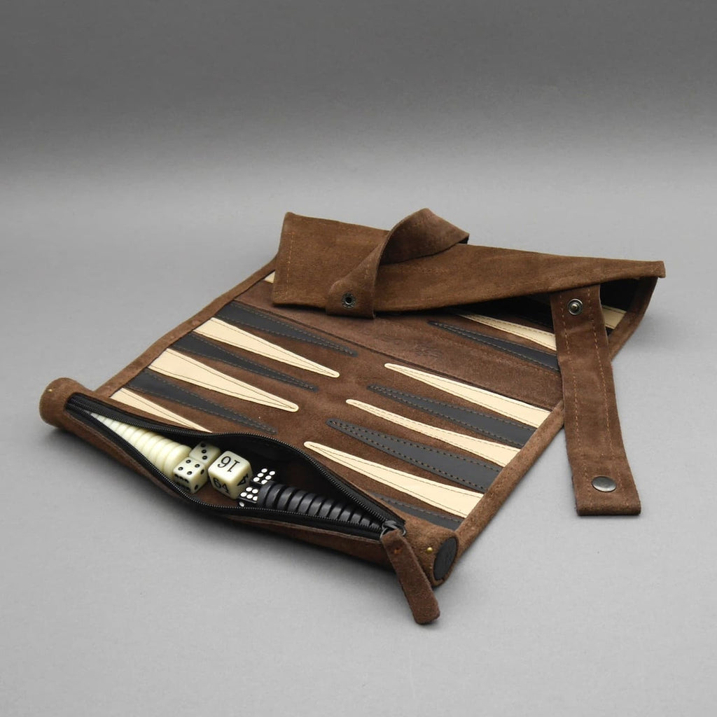 Aufrollbares Lederbackgammon mit Reißverschlusstasche; Steine und Würfel sicher verstaut – ideal für unterwegs.
