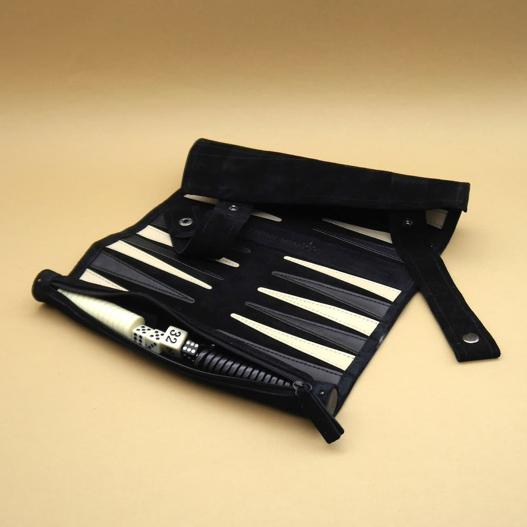 Reisebackgammon: aufgeklappte Rolltasche mit schwarz-cremem Spielfeld; Reißverschlussfach zeigt Steine und Würfel, seitlich geöffnet.