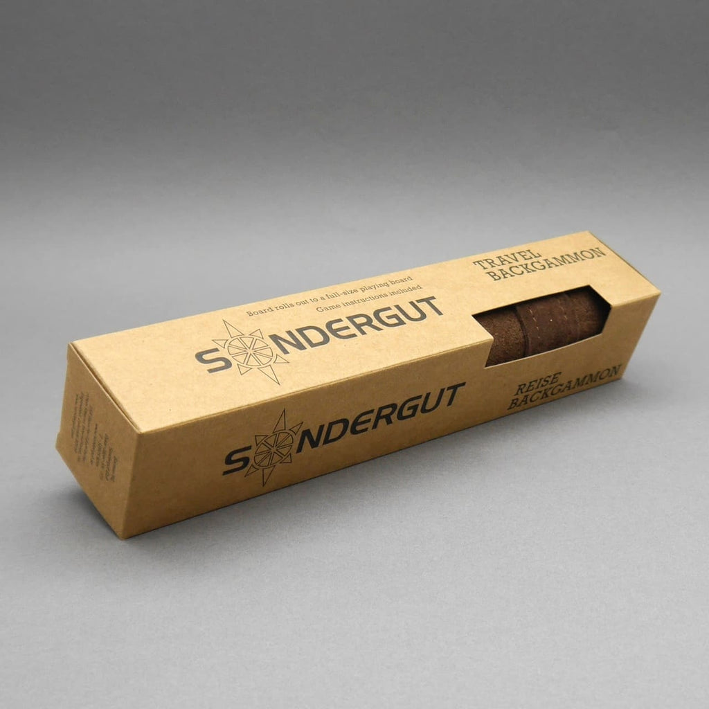 Kartonverpackung eines Backgammon Reisespiel mit sichtbarem, zusammengerolltem Spielbrett – kompakt und geschenkfertig.