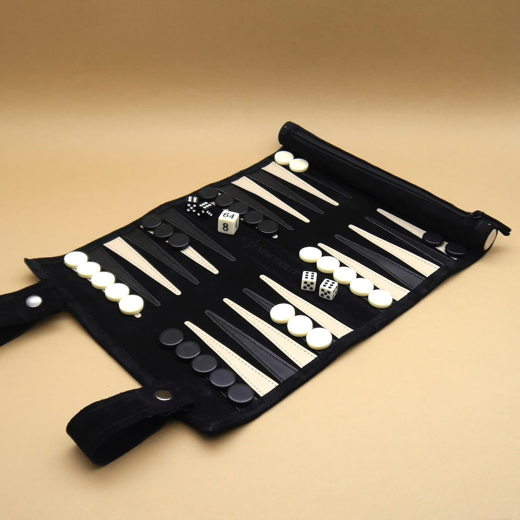 Taktikspiel: voll ausgerolltes Spielfeld mit schwarzen und weißen Steinen sowie Würfeln, schräg von oben, spielbereit.