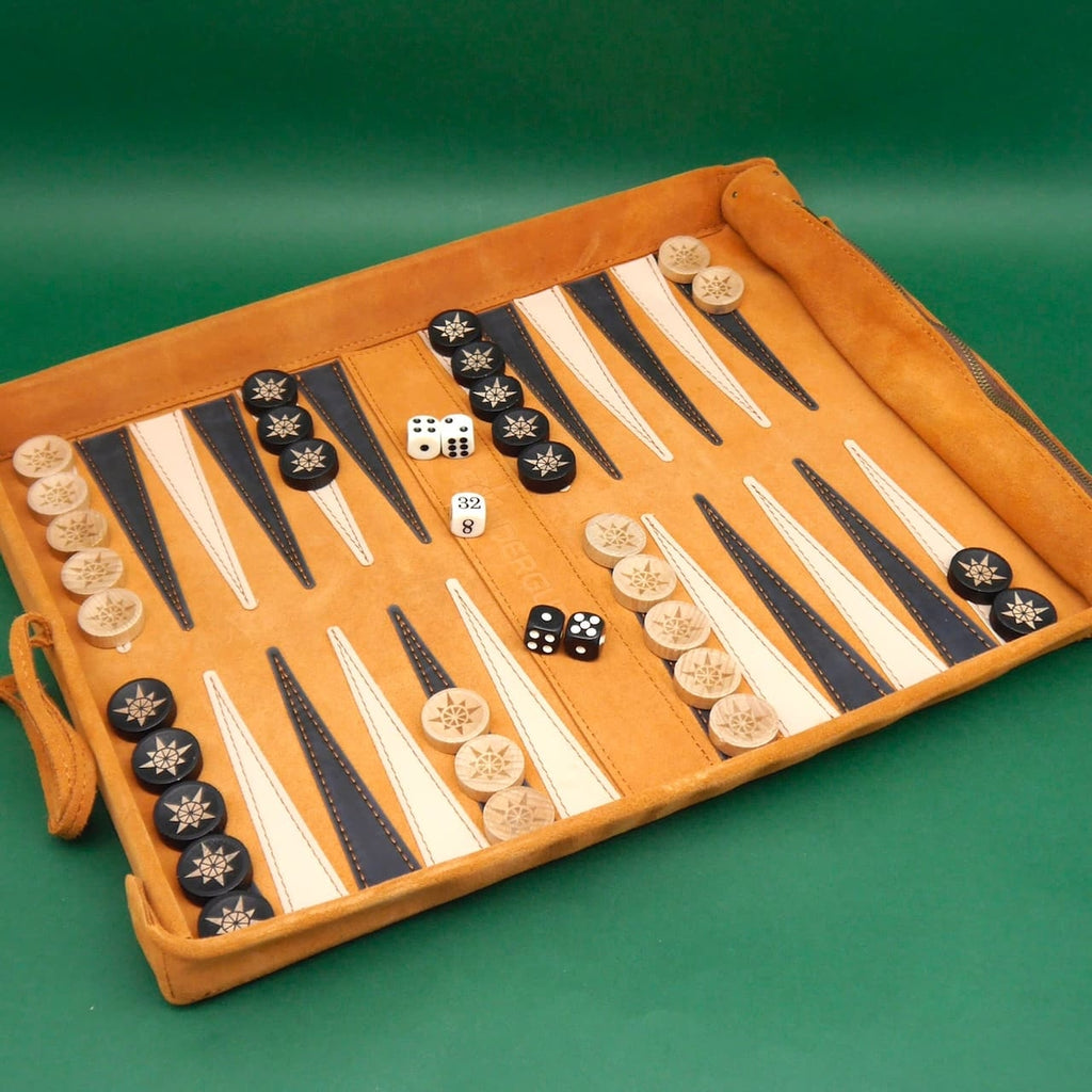 Ausgelegtes Backgammon-deluxe mit aufgelegten Steinen und mehreren Würfeln – klassisches Würfelspiel auf Filzunterlage.