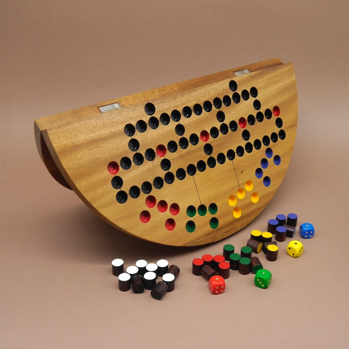 Großes halbrundes Holzbrett mit bunten Spielsteinen – kreatives Gesellschaftsspiel mit Würfeln und Farben.“