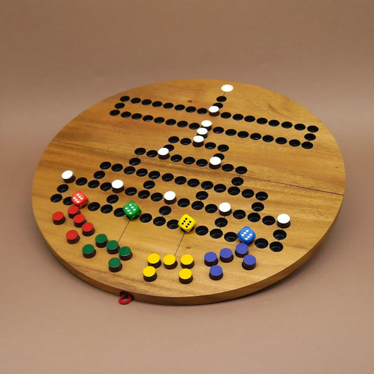 Rundes Holzbrett mit schwarzen Spielfeldern und bunten Würfeln – strategisches Würfelspiel mit Farbsteinen.