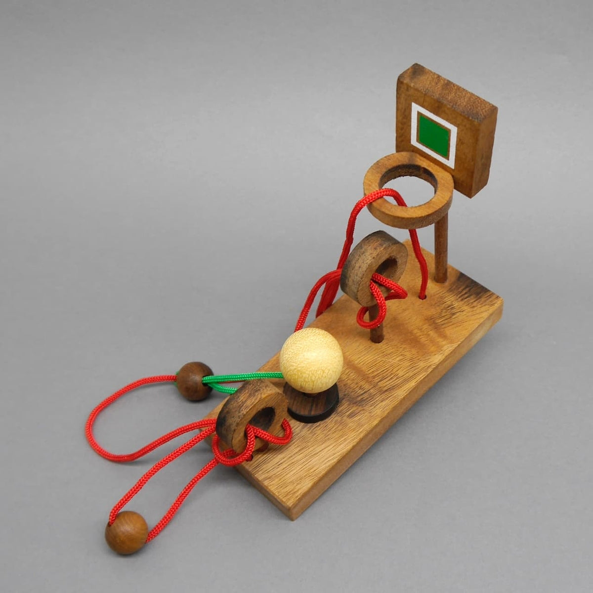 Kreatives Holzspiel mit bunten Schnüren und Kugeln, ideal zum Knobeln für Kinder und Erwachsene.