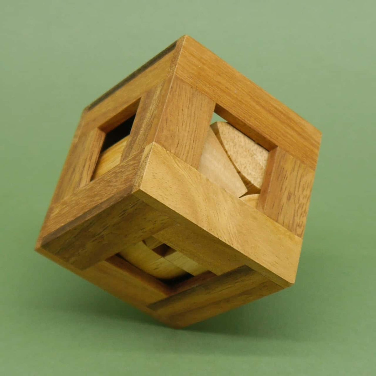Denkspiel: Würfelförmiges Holz-Puzzle mit offenem Rahmen, in dem helle Holzsegmente verschachtelt sind.