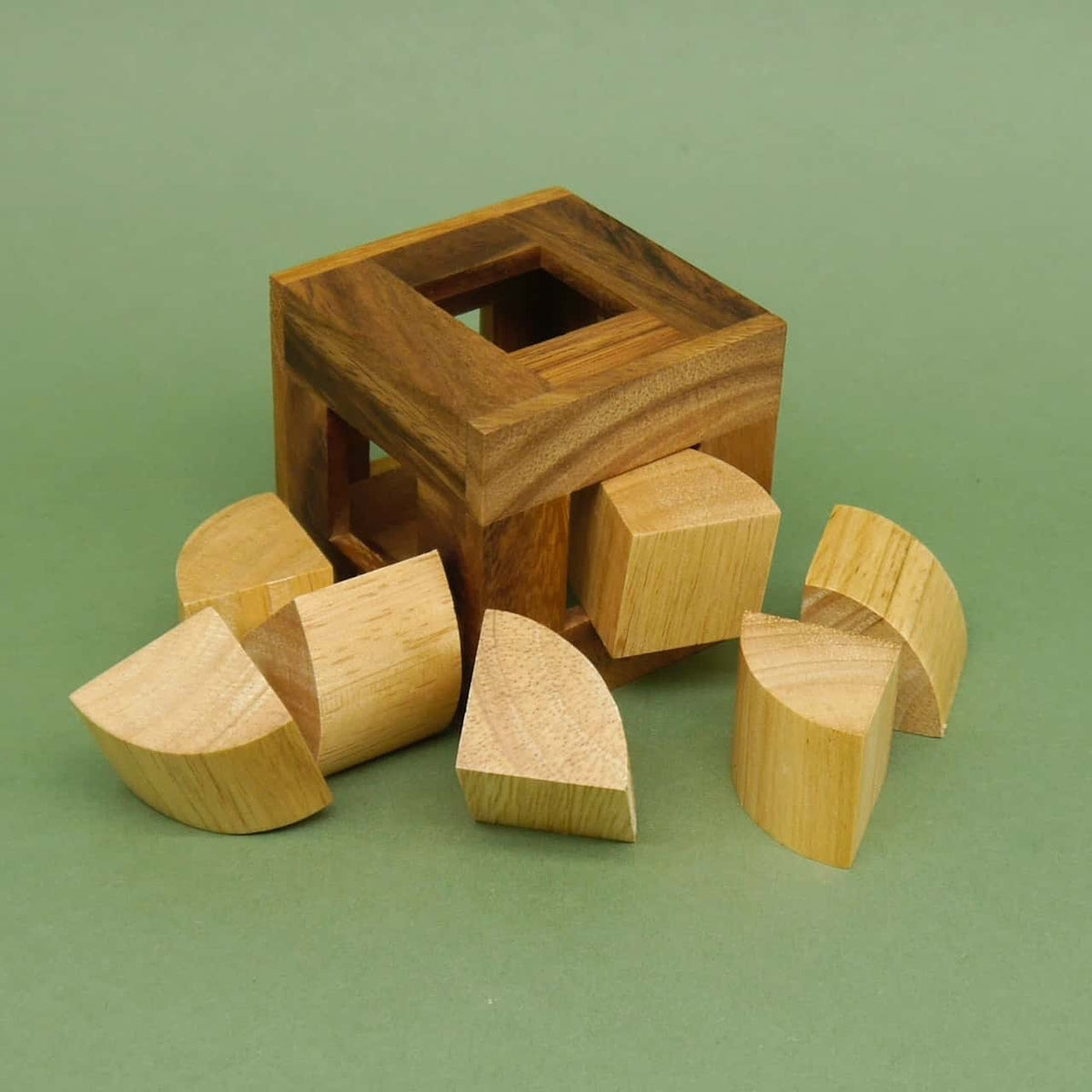 3D-Puzzle: Holz-Pack-Puzzle zum Knobeln, quadratischer Rahmen umgeben von losen gebogenen und würfelförmigen Teilen.
