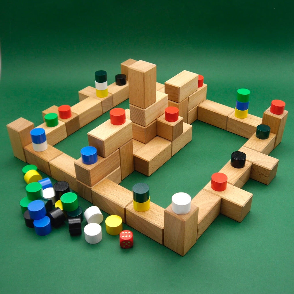 Holzbausteine als 3D-Spielfeld mit farbigen Spielsteinen – kreatives Bauspiel Baubylon.
