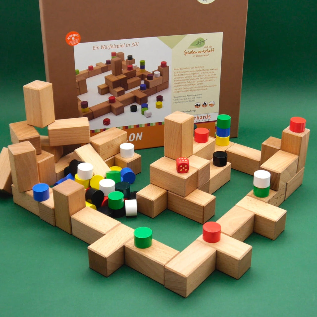 Aufgebautes Baubylon mit Holzklötzen und Zylindern vor der Verpackung – taktisches Gesellschaftsspiel.