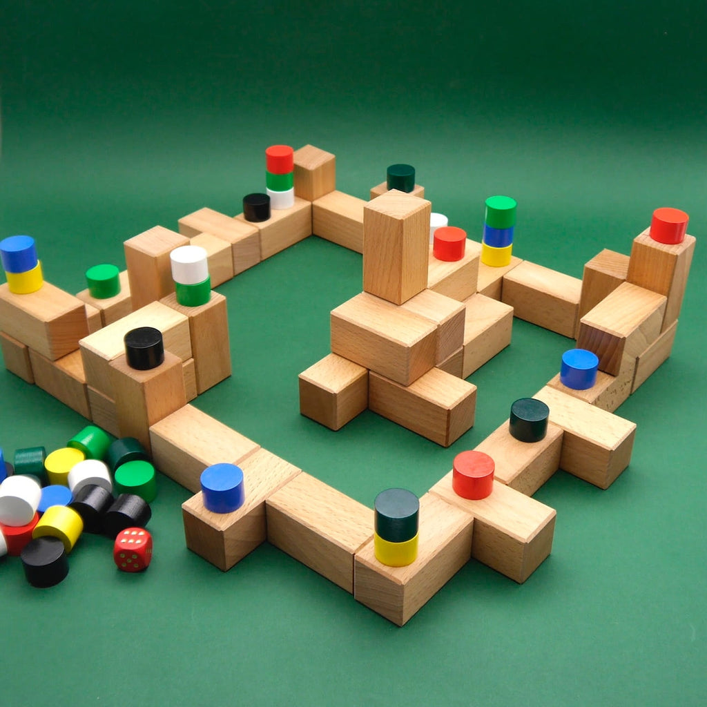 3D-Spielfeld aus massiven Bausteinen mit Zylindern und Würfeln – nachhaltiges Holzspiel Baubylon.