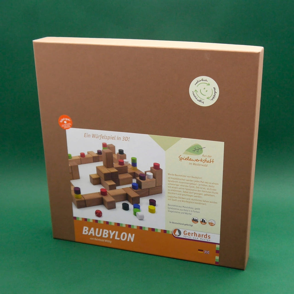 Quadratische Bahn aus Holzklötzen mit aufgesetzten Spielsteinen – dreidimensionales Würfelspiel Baubylon.