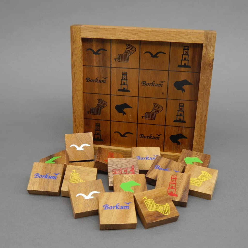 Holzpuzzle mit Borkum-Motiven als Denkspiel, bestehend aus quadratischen Spielsteinen und einem Spielfeld aus Holz.
