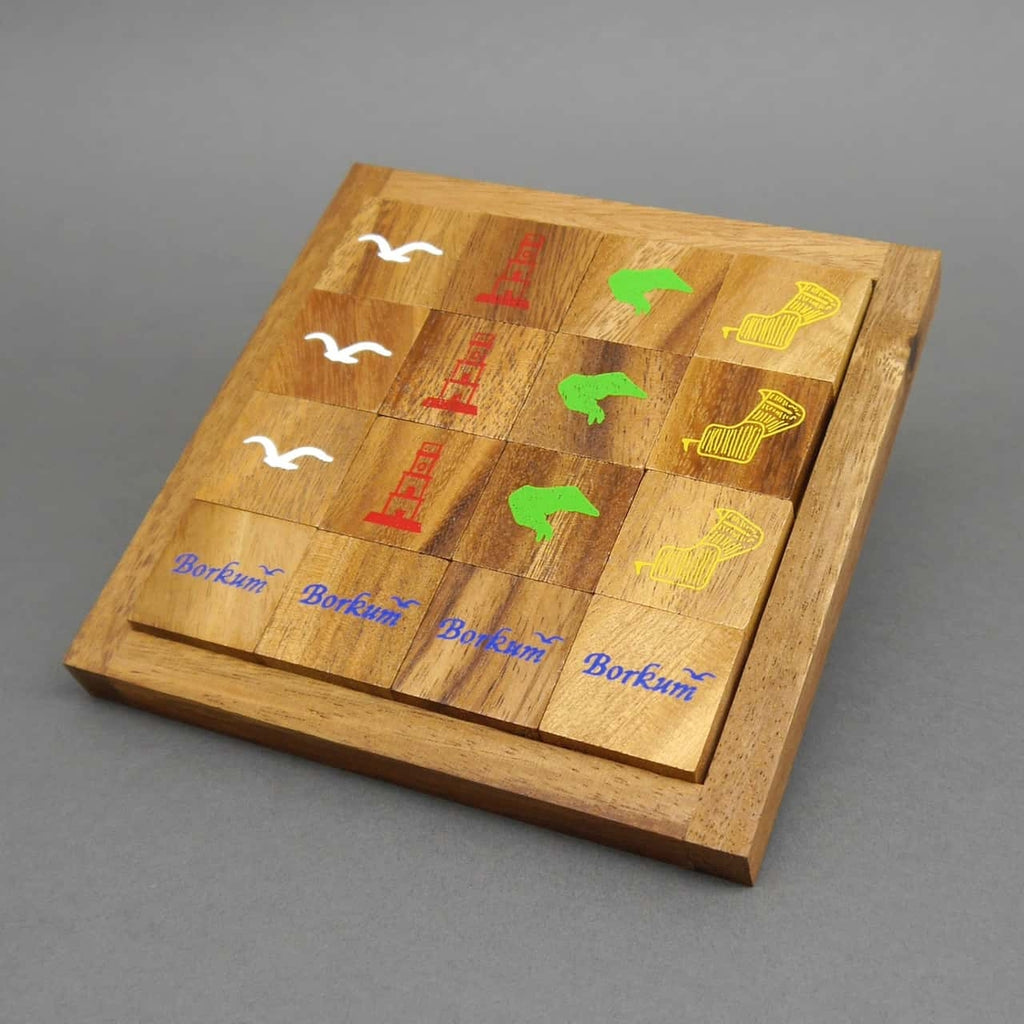 Legespiel aus Holz mit farbigen Symbolen und dem Schriftzug „Borkum“, vollständig ausgelegt in einem Holzrahmen.