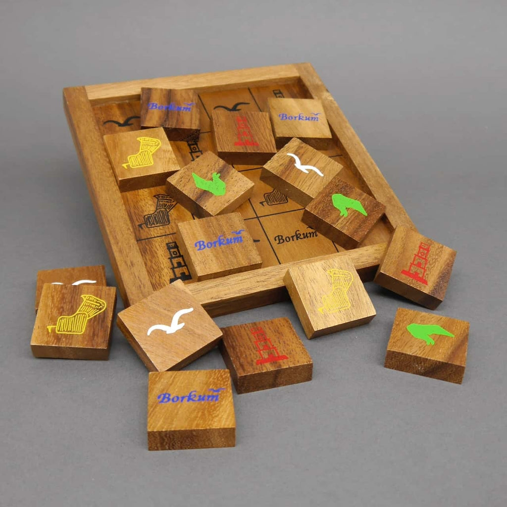 Offenes Logikpuzzle aus Holz mit verstreuten Spielsteinen in einem Rahmen, inspiriert von Motiven der Insel Borkum.