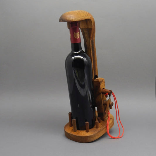 Weinflasche im hölzernen Weintresor mit Riegelmechanismus und rotem Band, als originelle Geschenkidee.