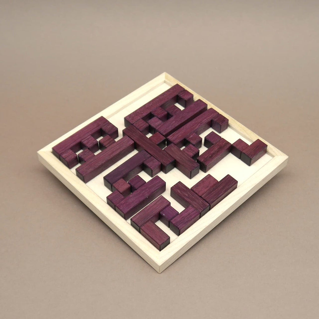Vollständig zusammengesetztes Holz-Legepuzzle „Broken Frame and Window“ mit passgenau eingelegten lila Holzstücken.