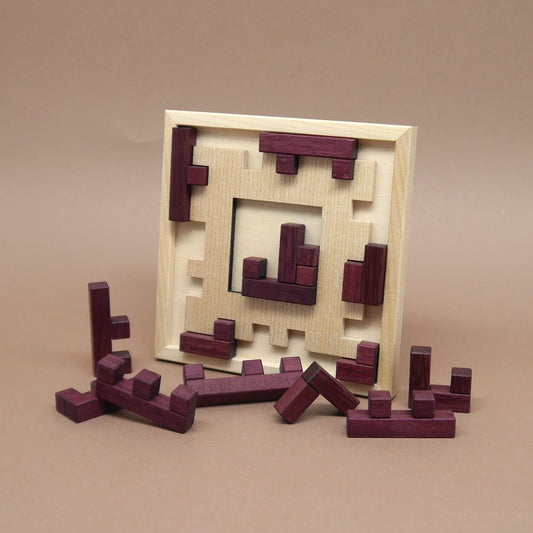 Holz-Packing-Puzzle „Broken Frame and Window“ mit lila Holzformen, teilweise eingesetzt in das quadratische Spielfeld.