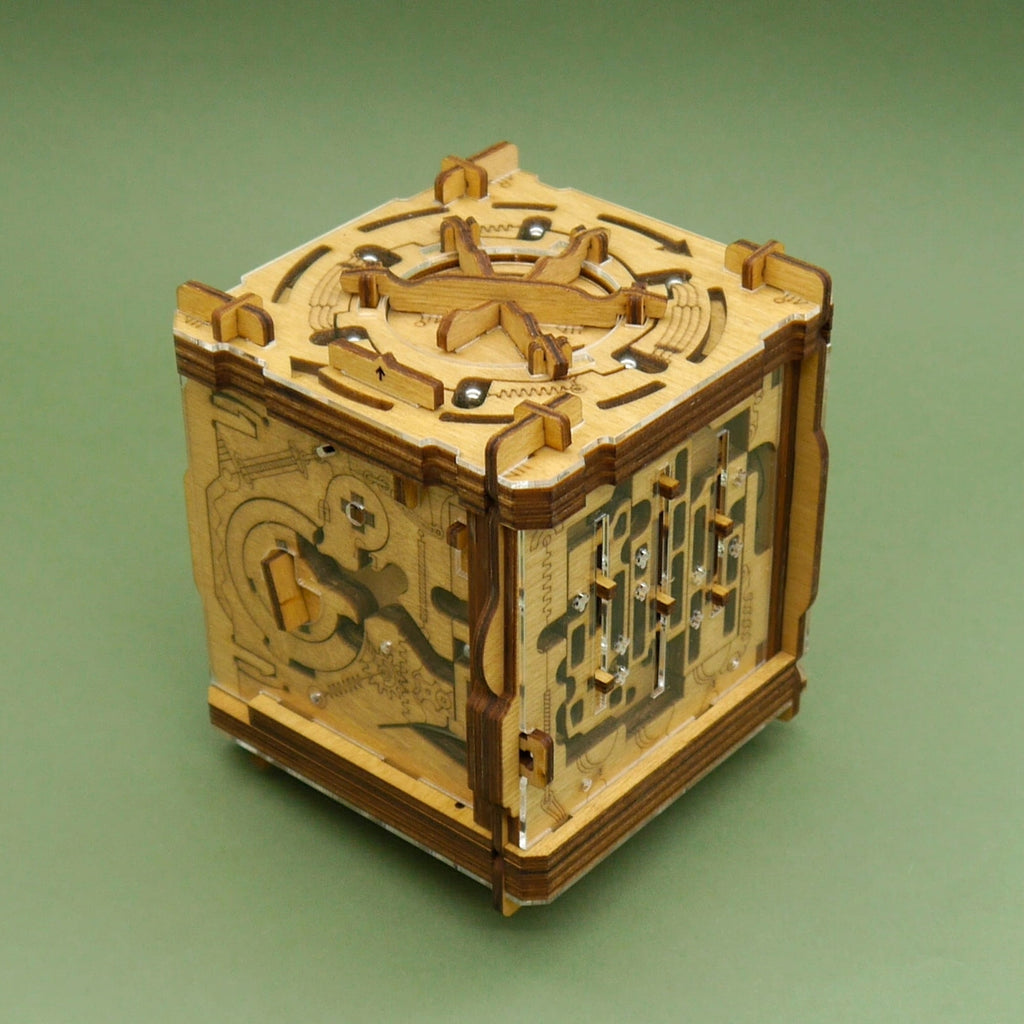 Cambridge Labyrinth Geduldsspiel aus Holz: Würfel mit Kugellabyrinth auf der Oberseite und filigranem Mechanismus an den Seiten.