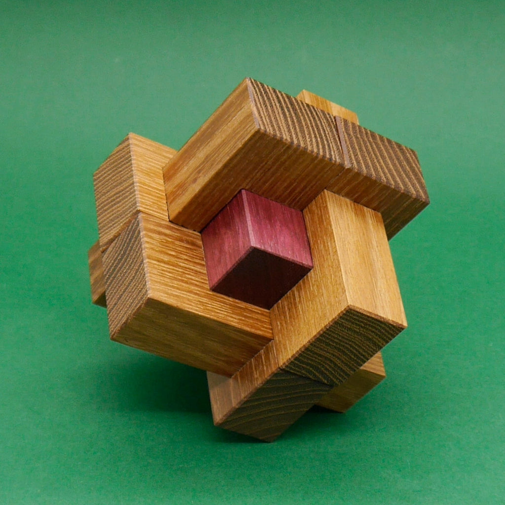 Cannonball Interlockingpuzzle: sternförmig angeordnete Holzbalken umschließen einen violetten Würfel im Zentrum.
