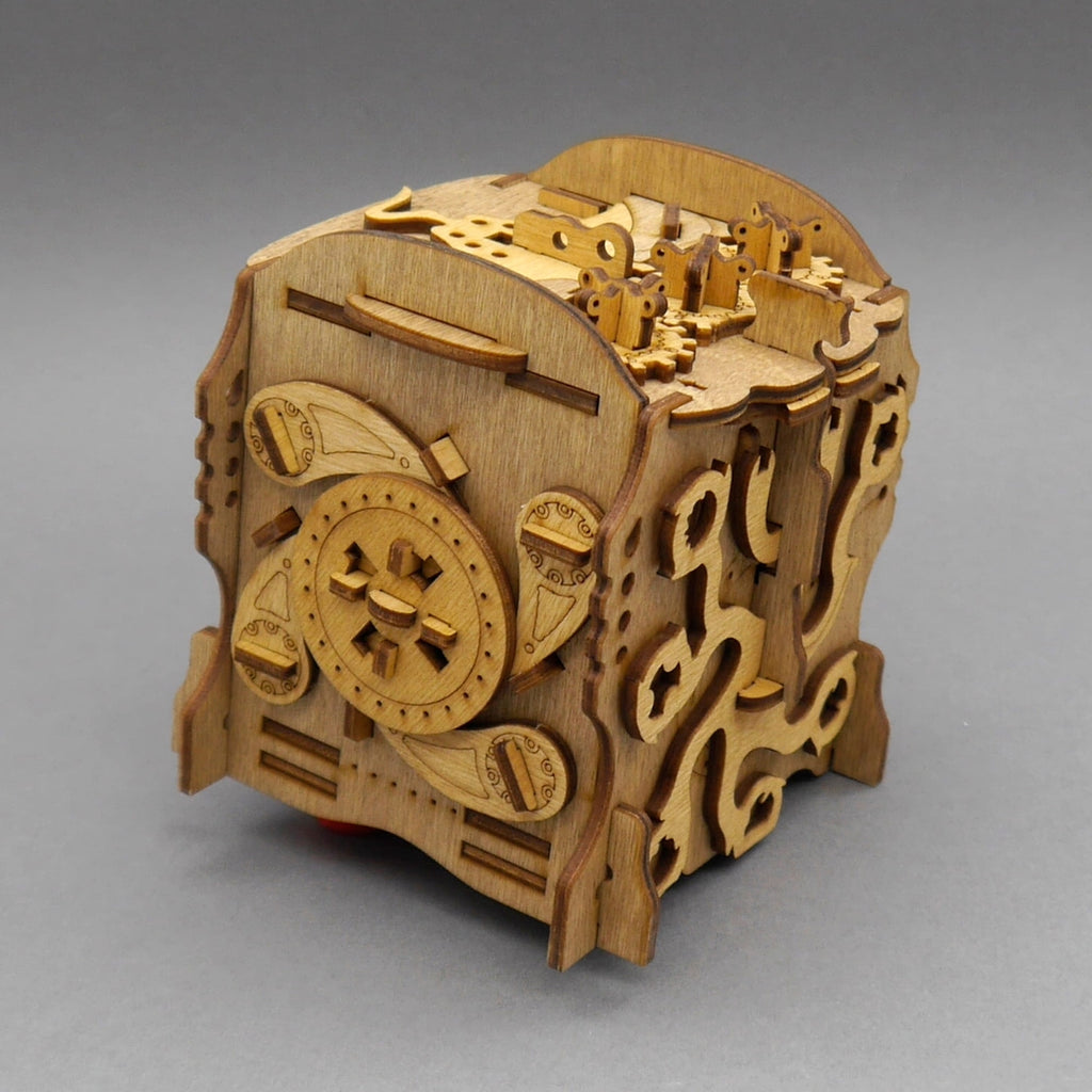 Detailansicht des hölzernen Cluepuzzle im Nautilus-Design mit Zahnrädern, Verzierungen und mechanischen Elementen.
