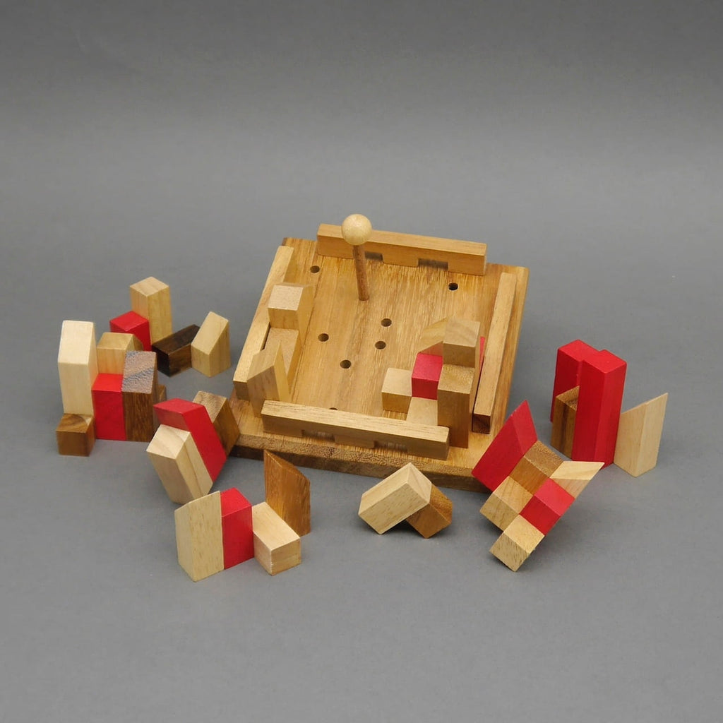 Holzbausteine liegen um eine quadratische Basis mit Stift; Geduldsspiel zum Aufbau einer Mini-Stadt.