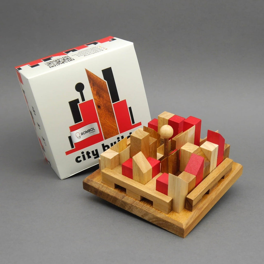 City buildr Holzpuzzle: aufgebaute Mini-Stadt aus Holzklötzen vor der passenden Verpackung.