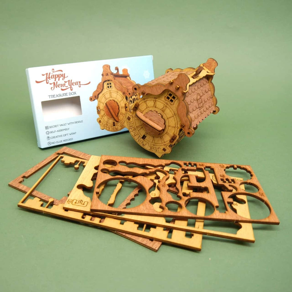 Zusammengebaute Cluebox vor Karton und Stanzbrettern; kreatives DIY-Puzzle als originelle Geschenkbox