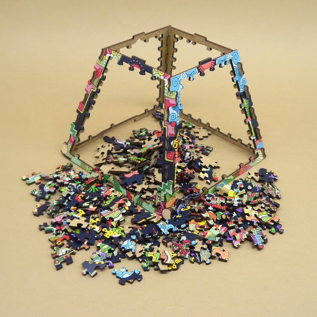 Aztec-Holzpuzzle Pyramid of the Sun: aufgestellter Pyramidenrahmen, umgeben von verstreuten, farbigen 200-Teile-Puzzlestücken.