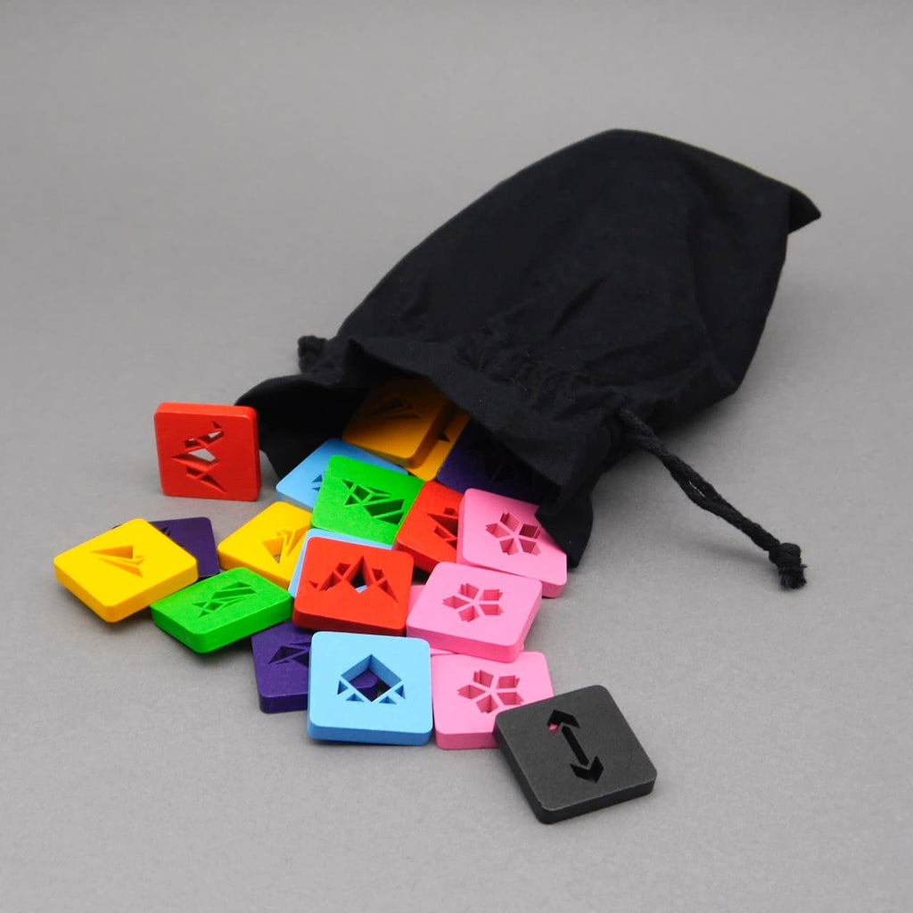 Strategiespiel Coloro: schwarzer Stoffbeutel, aus dem bunte quadratische Spielsteine herausfallen, daneben ein schwarzer Sonderstein.